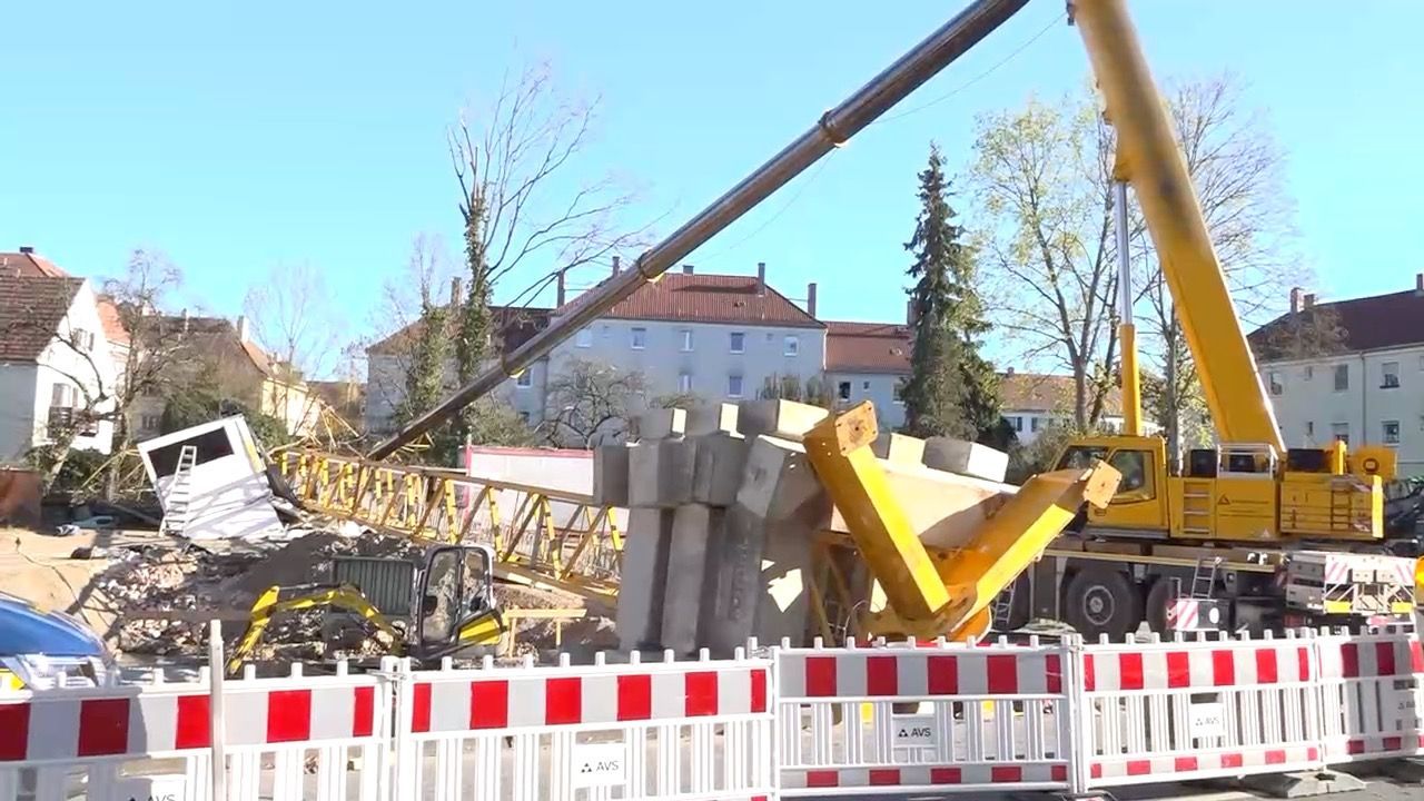 Video: Kran in Bayreuth umgestürzt: Kranführer überleben 45-Meter-Sturz