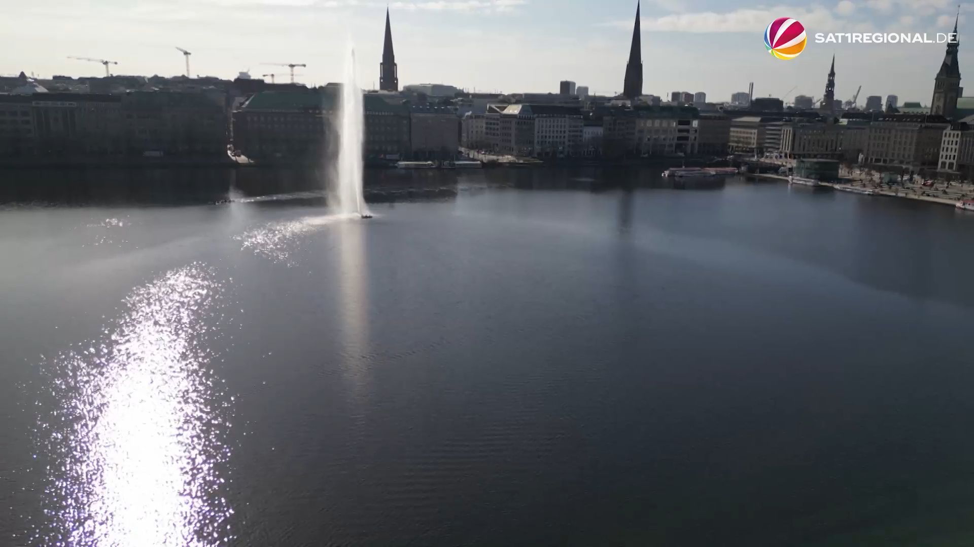 Video: Alsterfontäne sprudelt wieder: Hamburg startet ins Osterwochenende