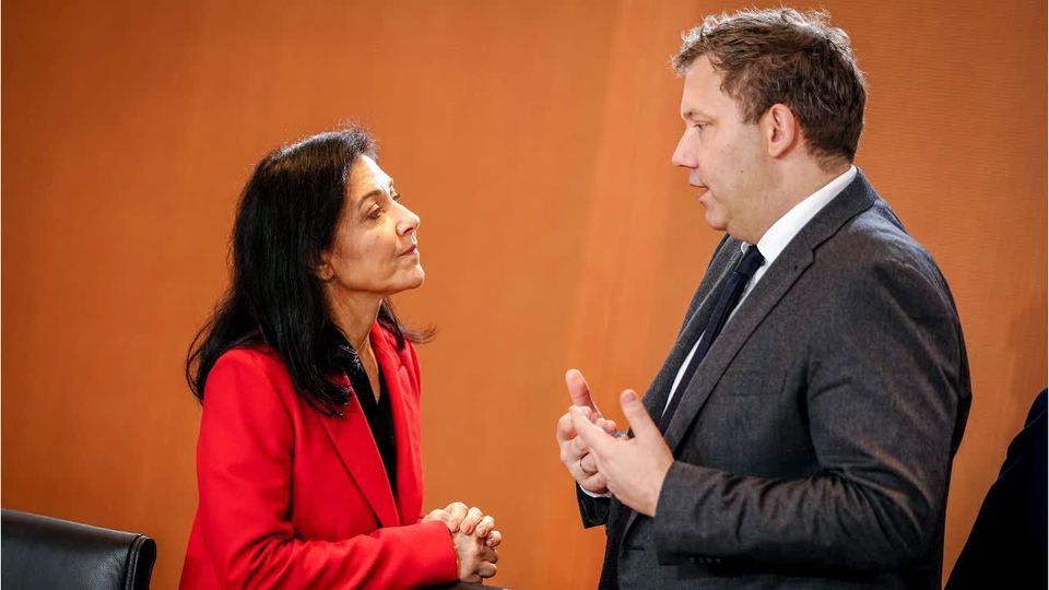 Kerosin-Mangel: Klingbeil kontra Reiche