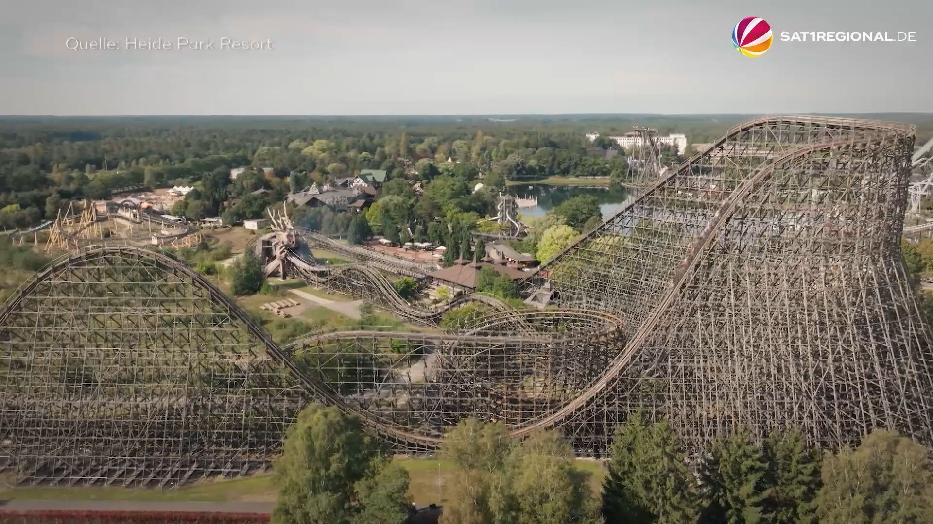 Video: 25 Jahre Colossos: Jubiläumsfahrt der größten Holzachterbahn der Welt im Heide Park