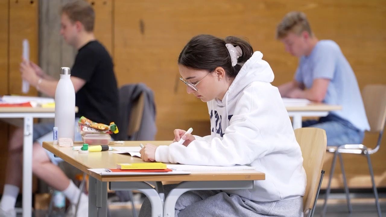 Video: Abiturprüfungen in Bayern: Deutsch-Abi startet mit erstem G9-Jahrgang