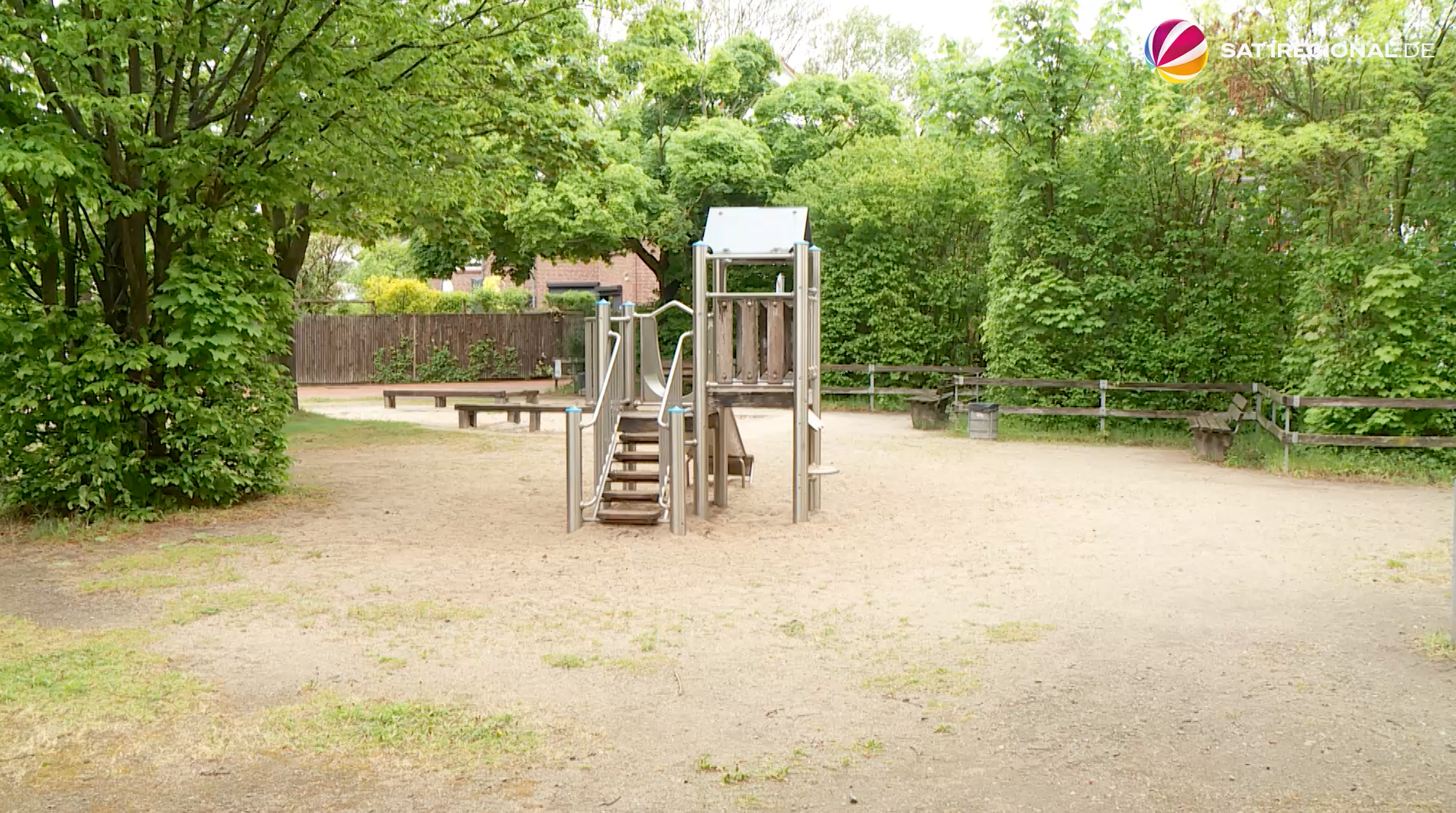 Video: Mann versucht Dreijährigen auf Spielplatz zu entführen – Oma rettet Enkel