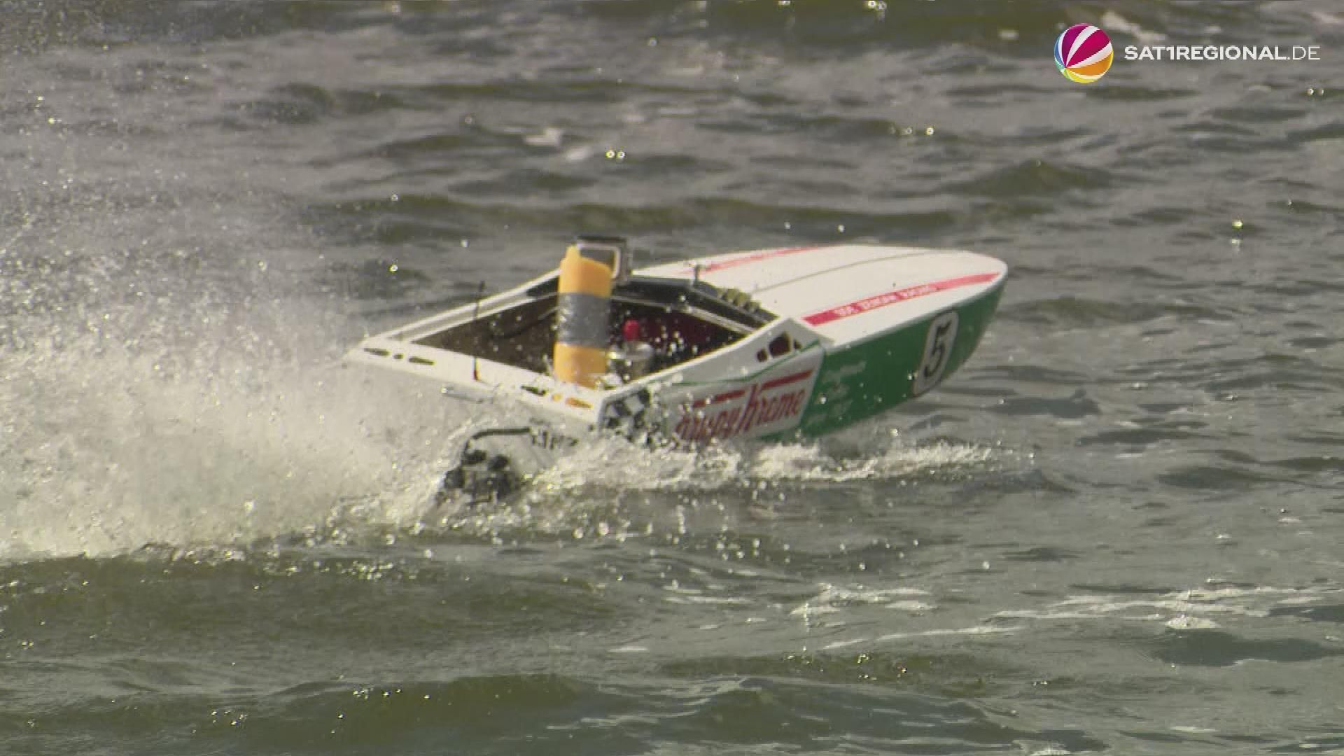 Video: Powerboat-Community liefert sich Rennen auf der Schlei