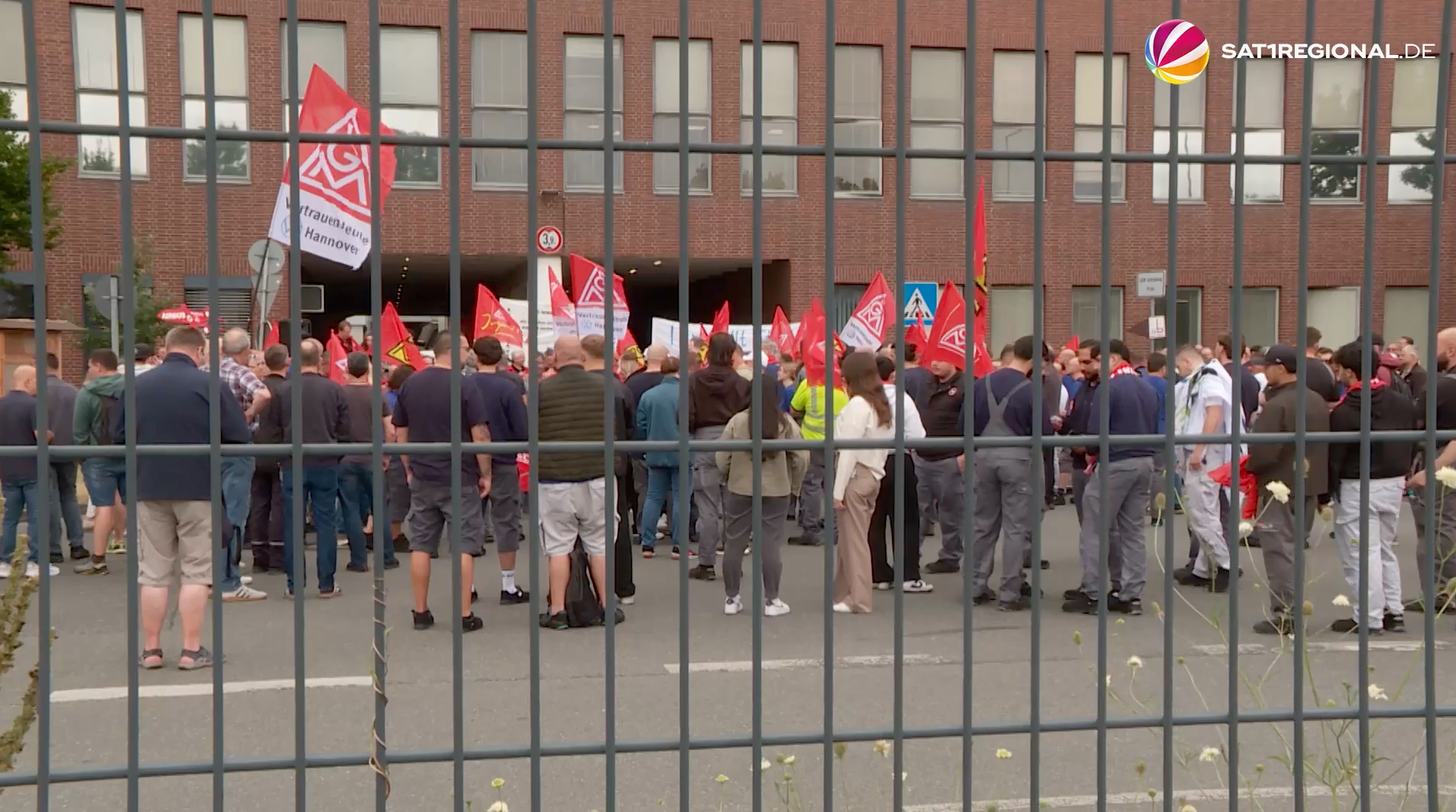 Video: VW: Proteste gegen drohende Werksschließungen und Stellenabbau