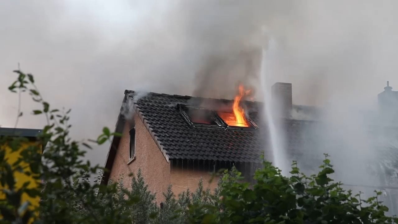 Video: Dachstuhlbrand in Alzenau: Vier Menschen verletzt