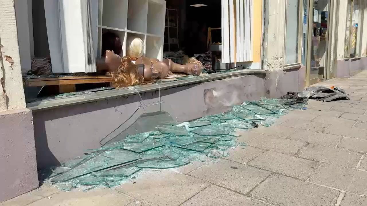 Video: Auto kracht in Schaufenster: Schaden bei rund 20.000 Euro