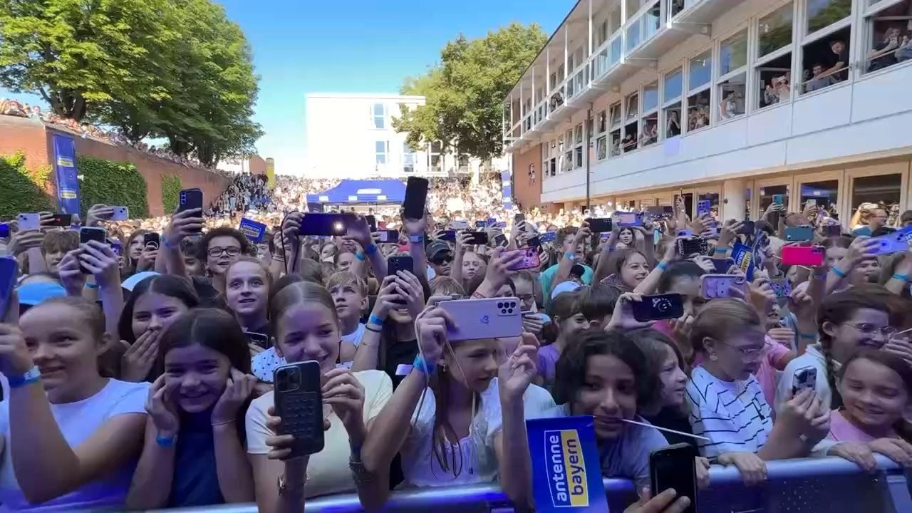 Video: Überraschung für Schüler in Schweinfurt: Mark Forster rockt Pausenhof