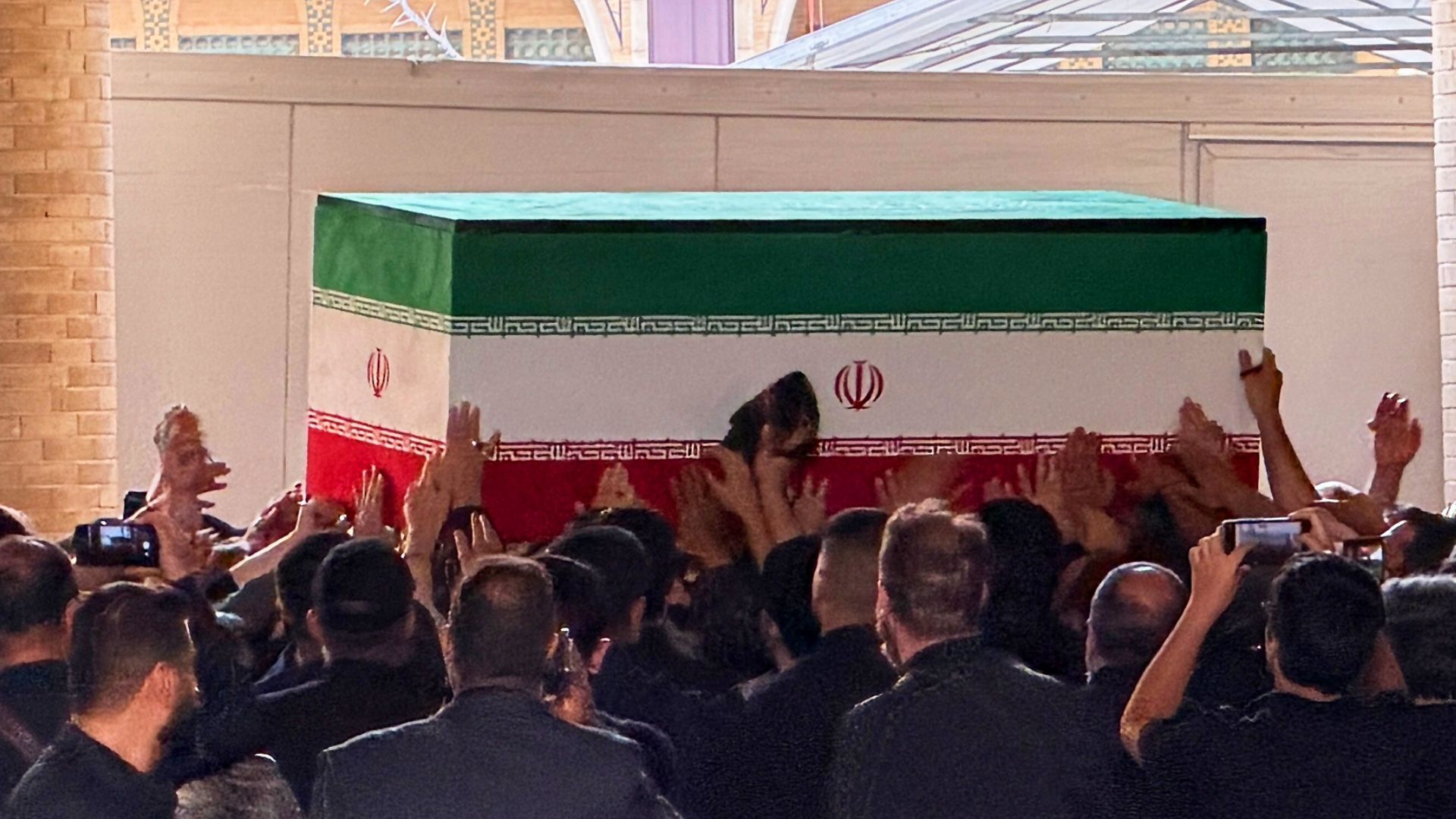 Video: Irans Ex-Führer Chamenei beigesetzt