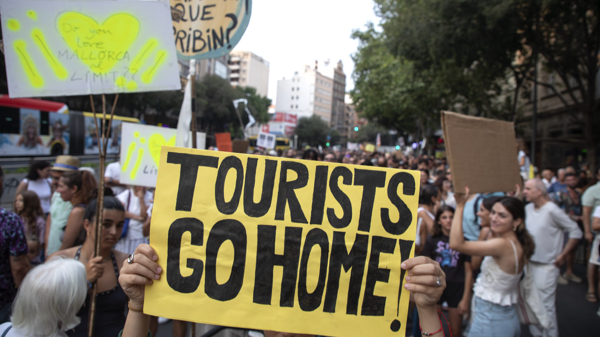 Video: Mallorca: Proteste gegen Massentourismus