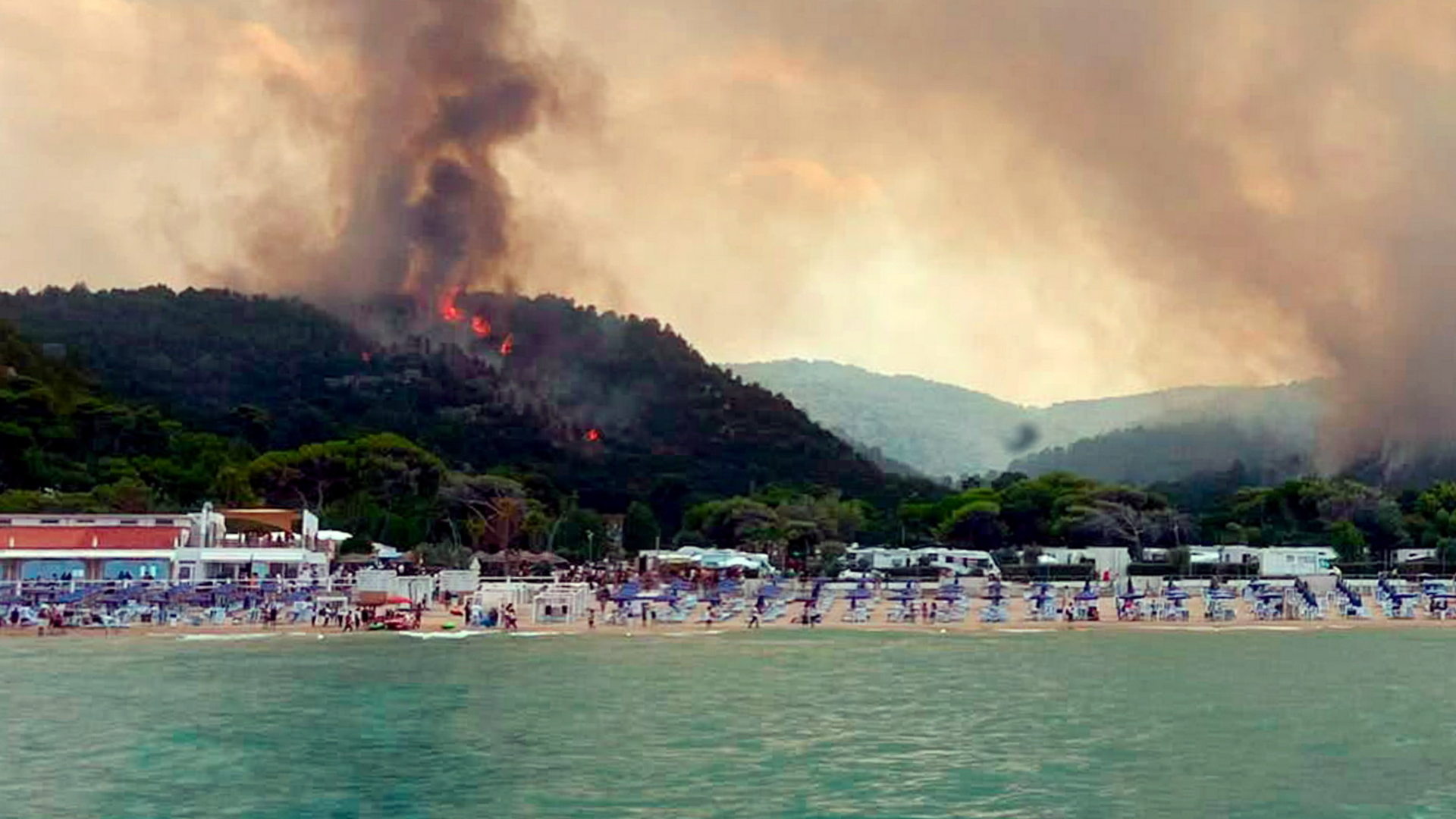 Video: Tausende fliehen vor Flammen