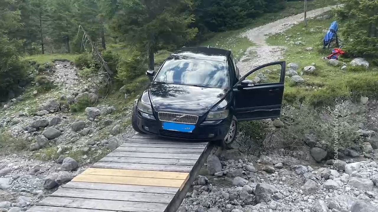 Video: Navi führt in Sackgasse: 78-Jähriger landet mit Auto auf Fußweg