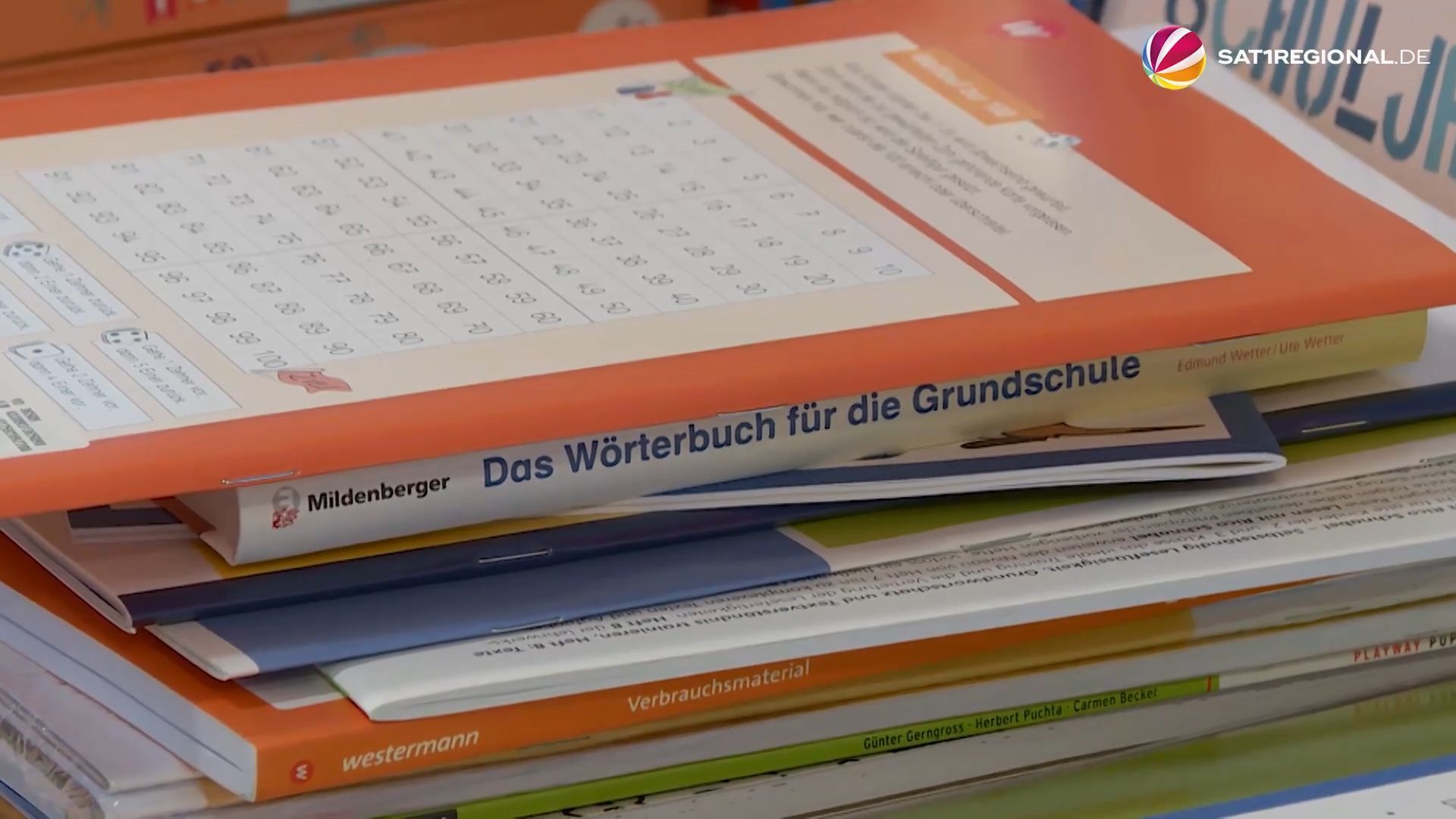Video: Schulbuchbestellungen: Hochbetrieb bei Buchhandlungen in Niedersachsen