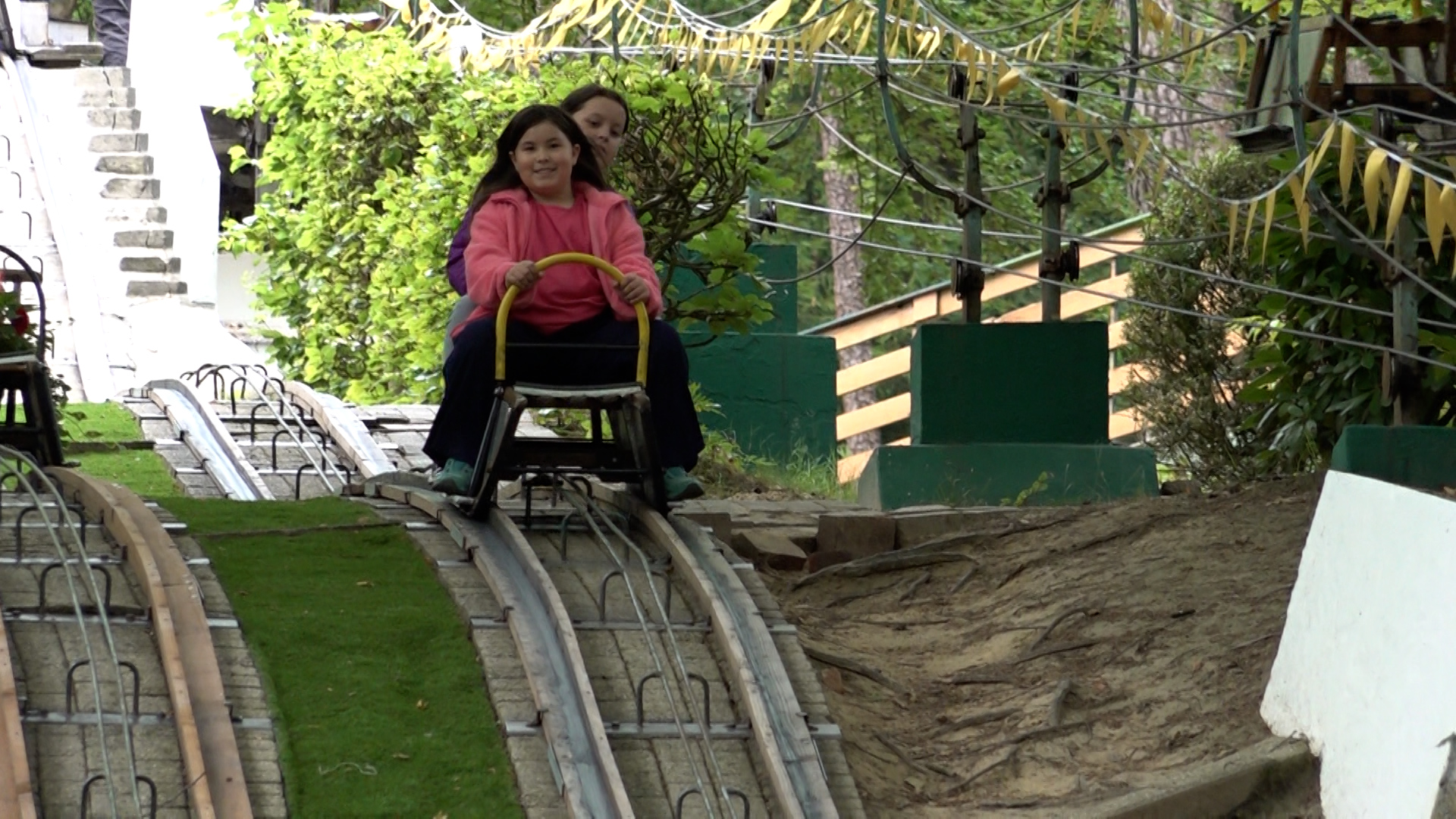 Video: Rodelbahn-Abenteuer im Wald für 1 Euro