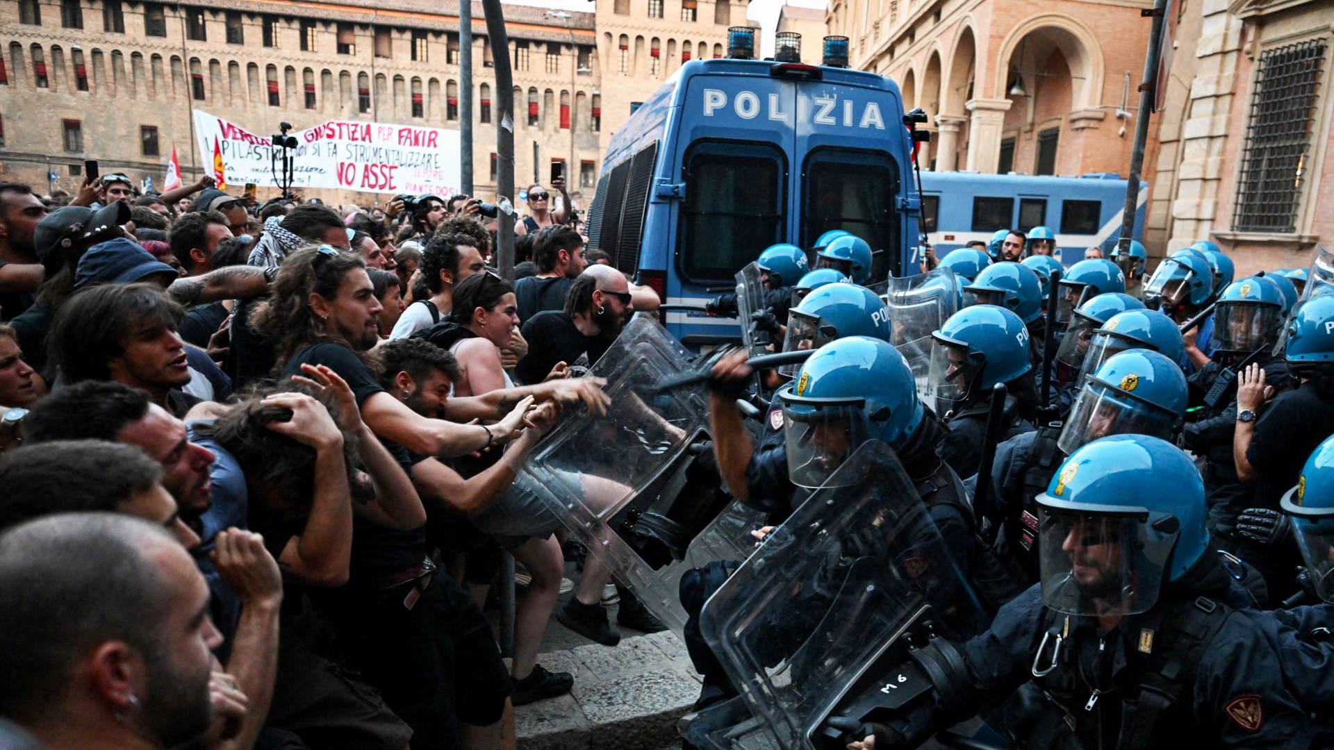 Video: Bologna: Marokkaner stirbt bei Festnahme