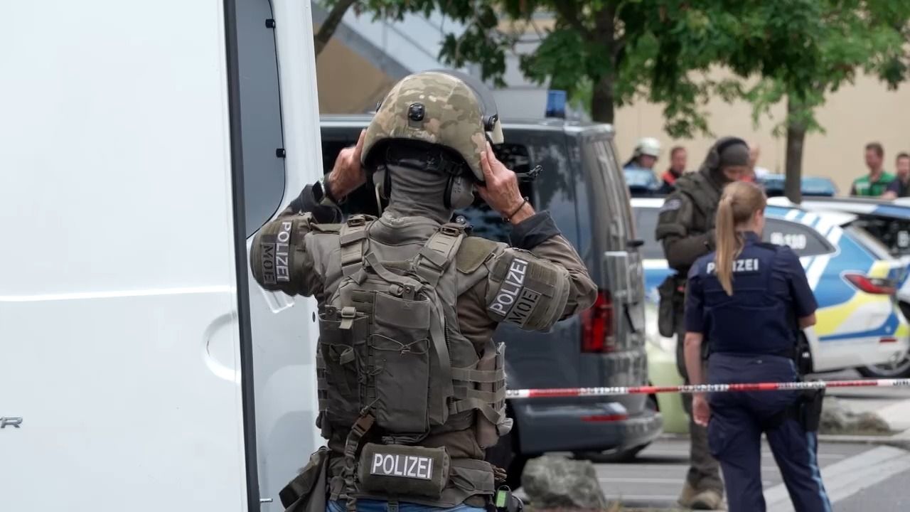 Video: SEK-Einsatz in Bamberg: Mann verschanzt sich mit Messer in Wohnung