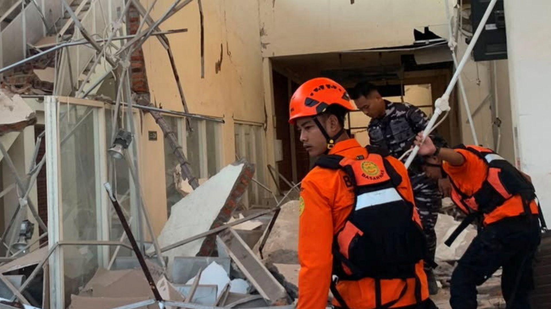 Video: Erdbeben in Indonesien: Dutzende Tote