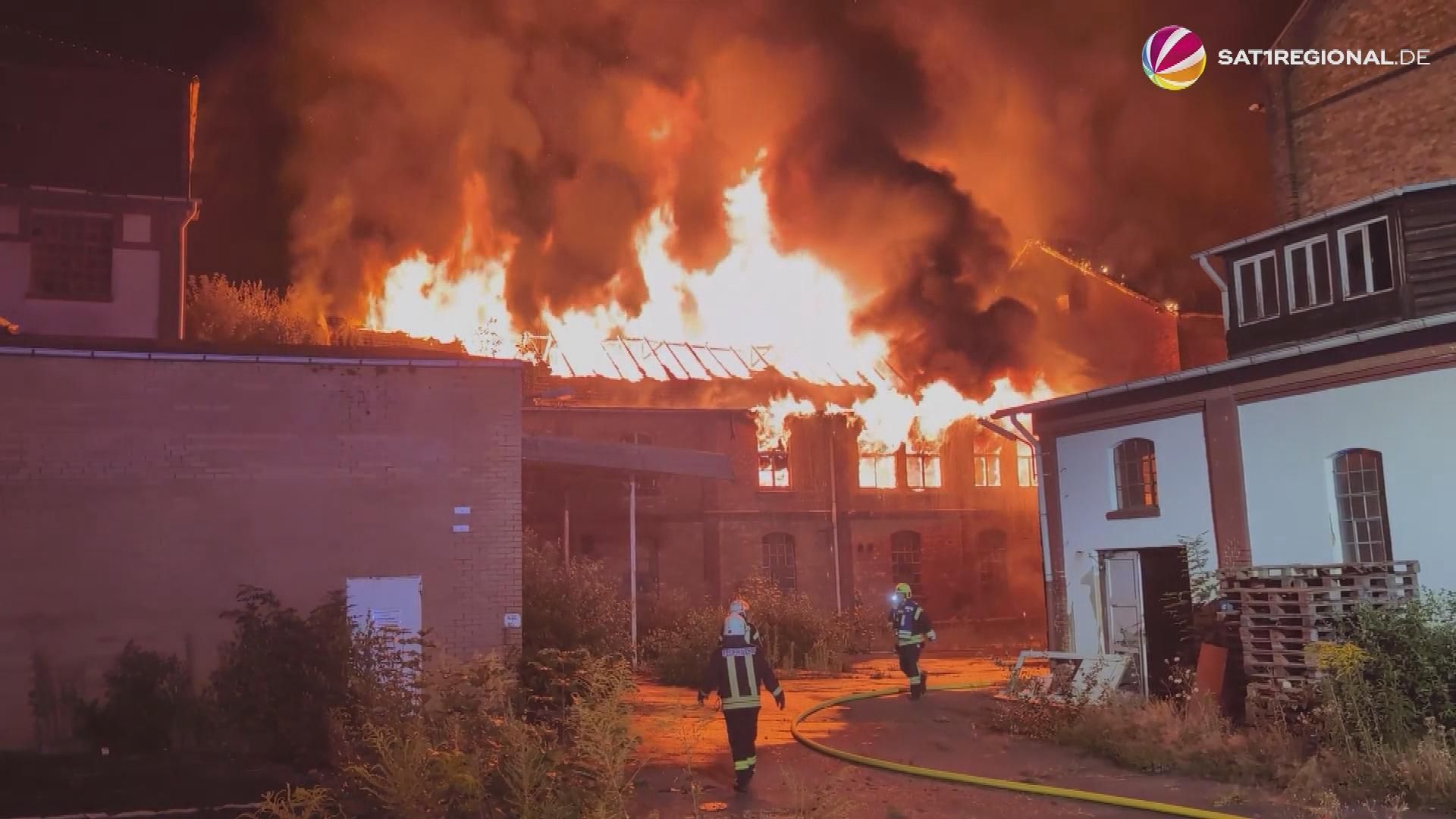Video: Großbrand in Fabrikhalle: B3 in Hann. Münden einspurig noch gesperrt