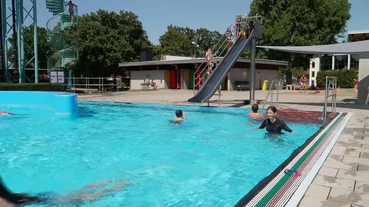 Video: Kostenlos ins Freibad: Augsburg schenkt unter 18-Jährigen Eintritt
