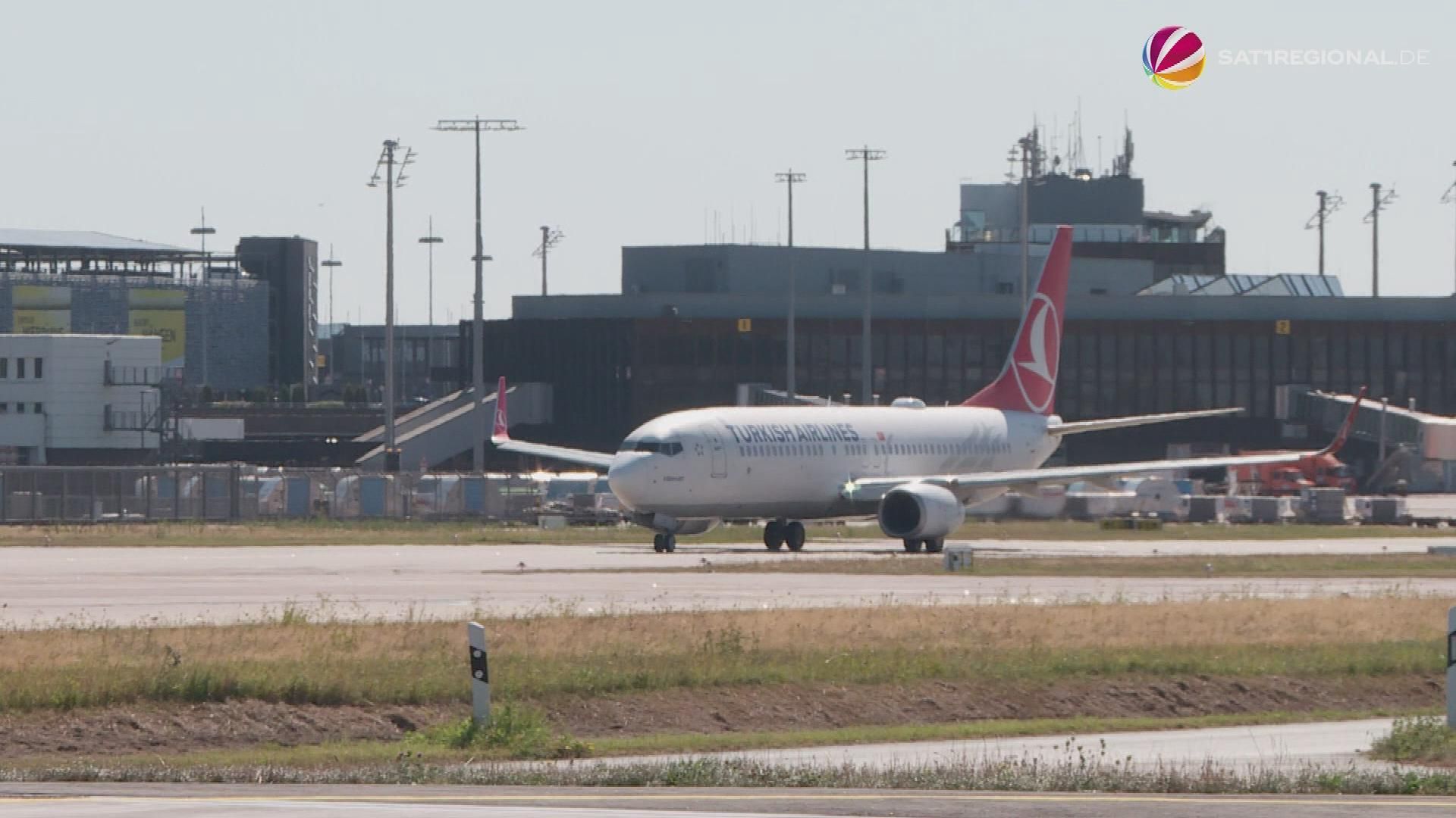 Video: Mutmaßliche Spionage-Drohne fliegt über Hannover Airport