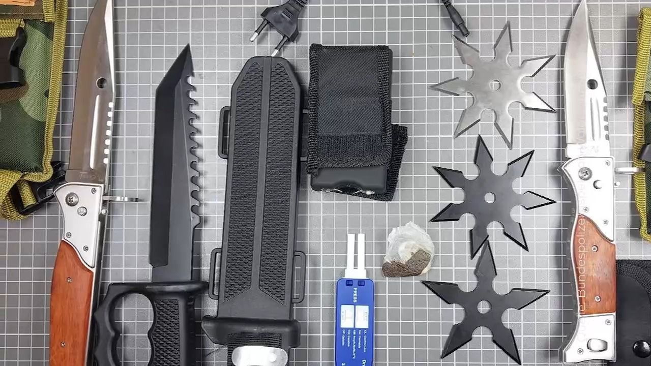 Video: Grenzkontrolle bei Furth im Wald: Jugendliche mit Waffen und Drogen gestoppt