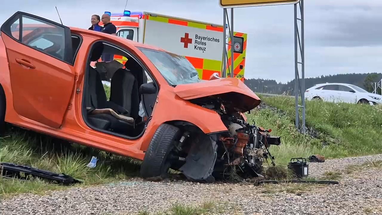 Video: Schwerer Unfall auf B472 bei Bidingen: 87-Jähriger prallt frontal in LKW