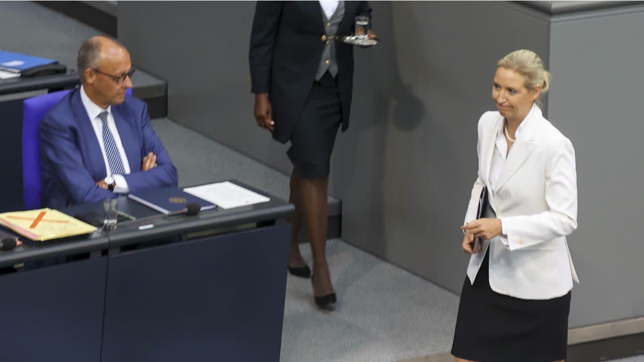 Video: Hitziger Schlagabtausch zwischen Weidel und Merz