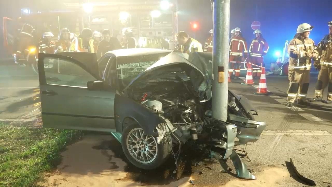 Video: Flucht vor Polizeikontrolle bei Kemmern: 22-Jähriger kracht gegen Ampel
