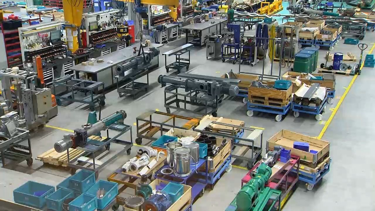 Video: Industrieproduktion sinkt weiter: Auto- und Maschinenbau besonders betroffen