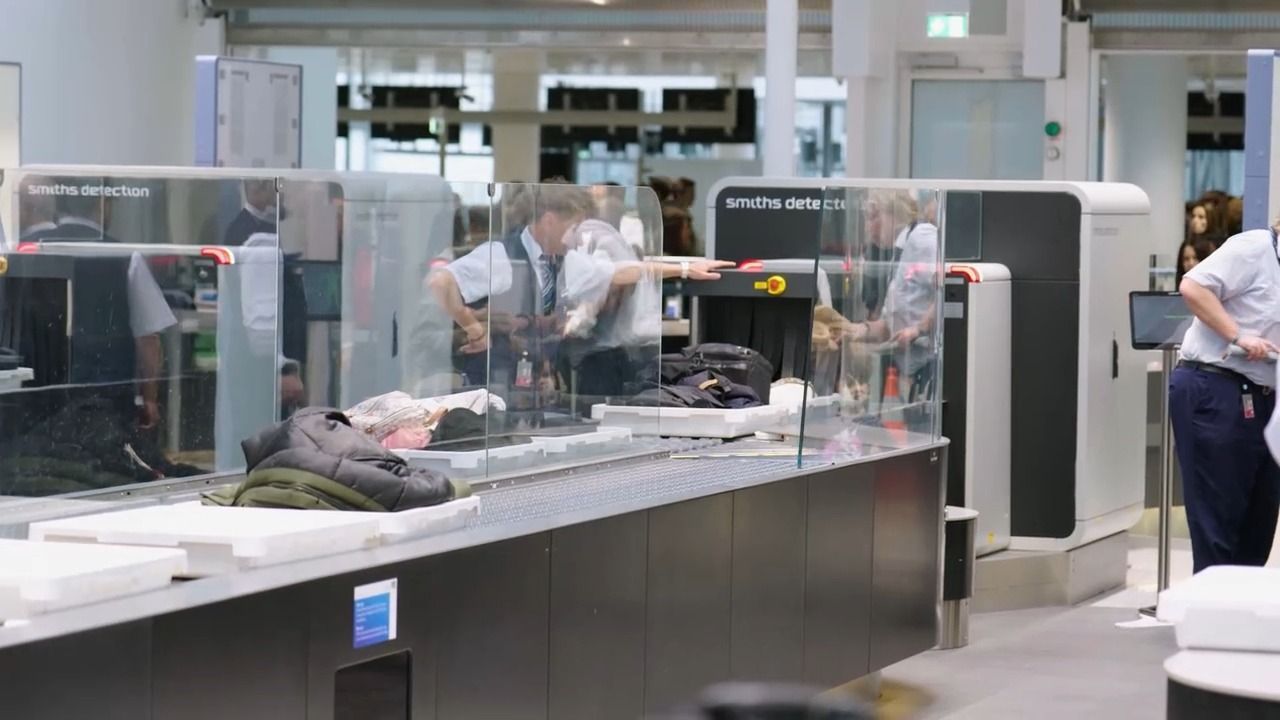 Video: Neue Regeln am Münchener Flughafen: Flüssigkeiten bis zwei Liter erlaubt