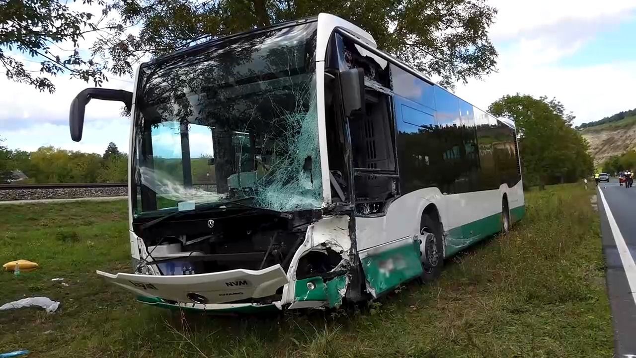 Video: Tödlicher Unfall bei Thüngersheim: Frau prallt frontal in Linienbus