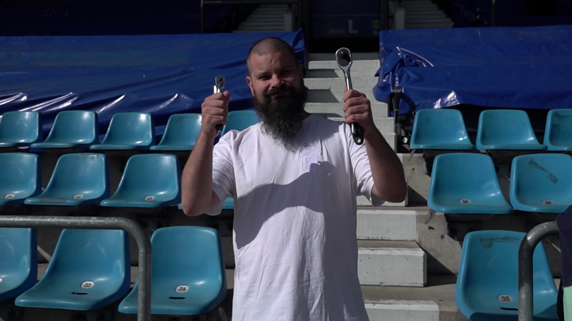 Video: VfL-Fans schrauben sich ein Stück Ruhrstadion ab