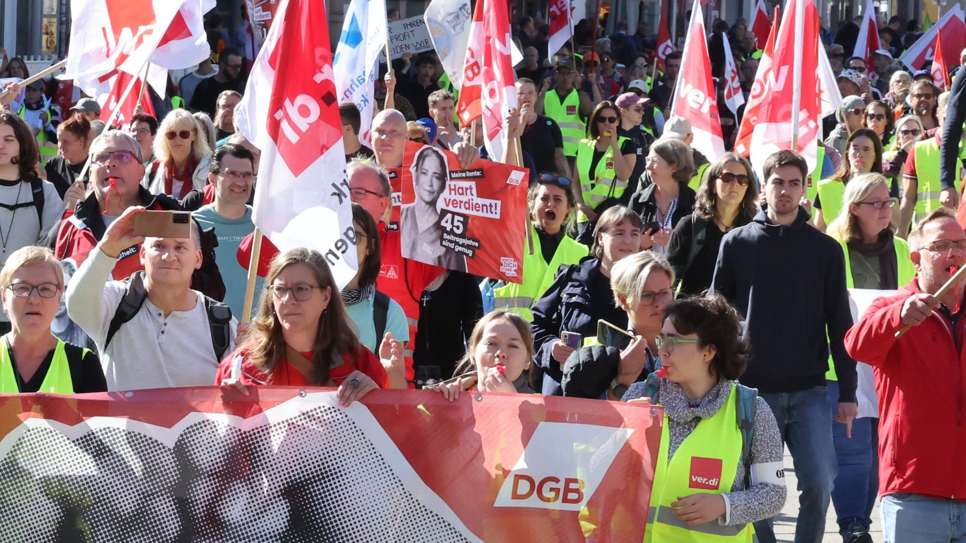 Video: Bundesweit DBG-Demos gegen Sozialabbau