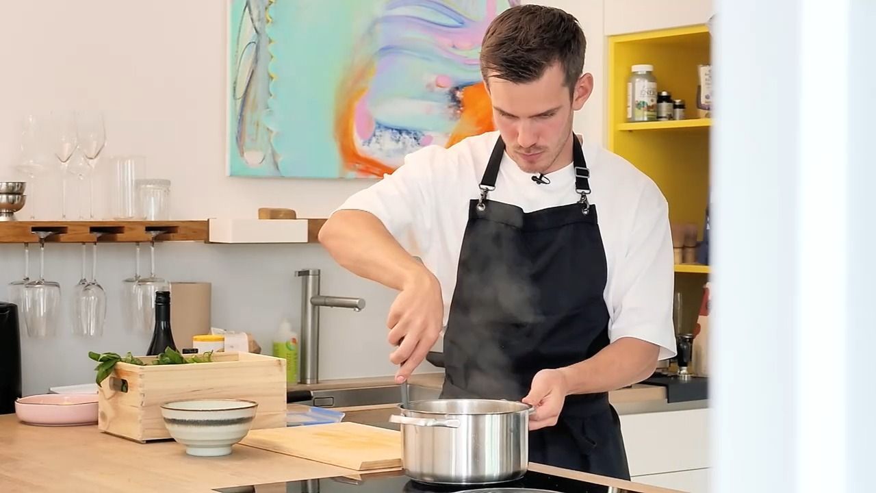 Video: Arbeitsalltag als Privatkoch: Moritz kocht für die Schönen und Reichen