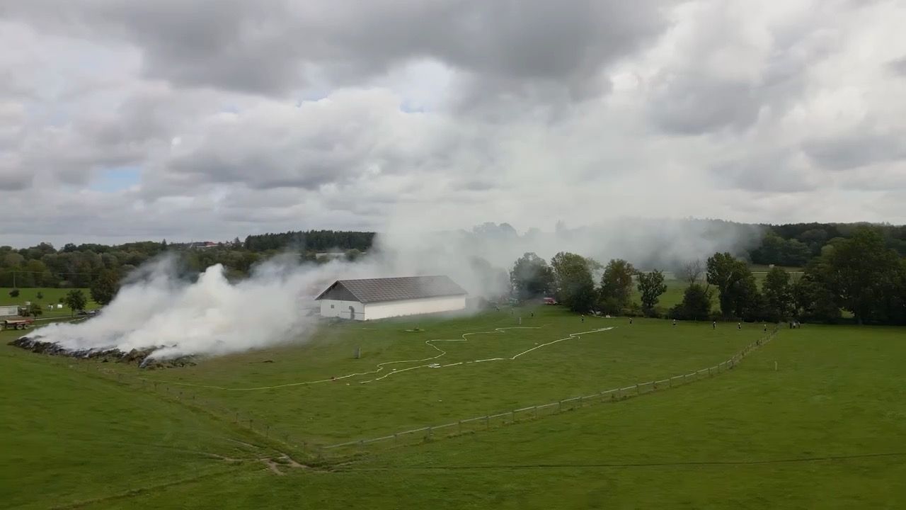 Video: Großbrand in Vilsbiburg: Fünf Feuerwehrleute leicht verletzt