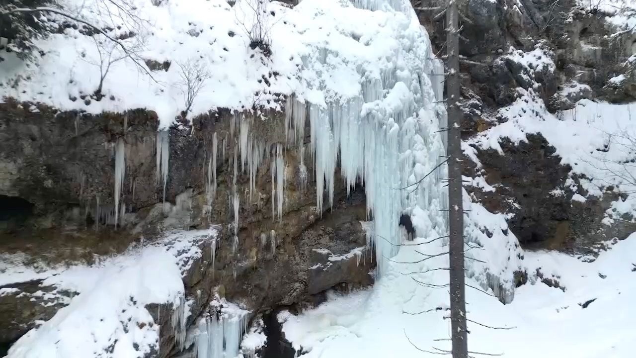 Video: Eiszapfen-Unfall bei Flintsbach am Inn: Sechsjähriger schwer verletzt