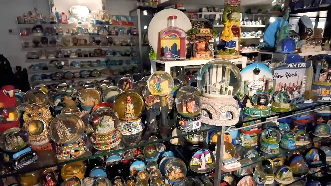 Video: Rund 11.000 Schneekugeln im Keller: Weltrekordhalter aus Mittelfranken