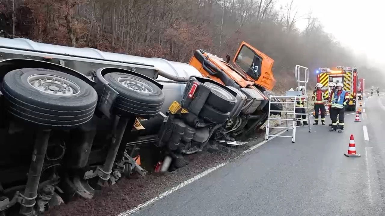Video: Unfall bei Eichenbühl: LKW mit Blutwasser umgekippt