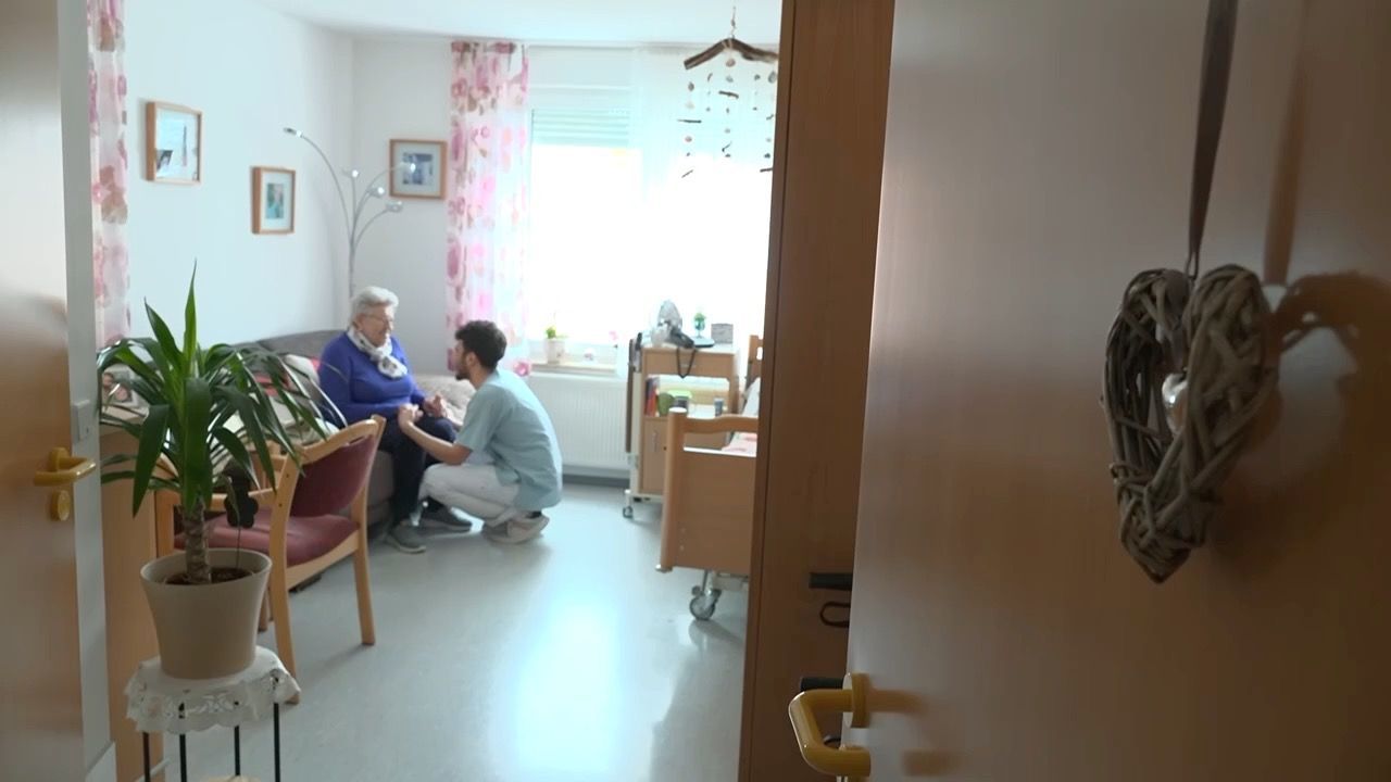 Video: Syrischer Pflegehelfer soll abgeschoben werden: Dorf kämpft für ihn