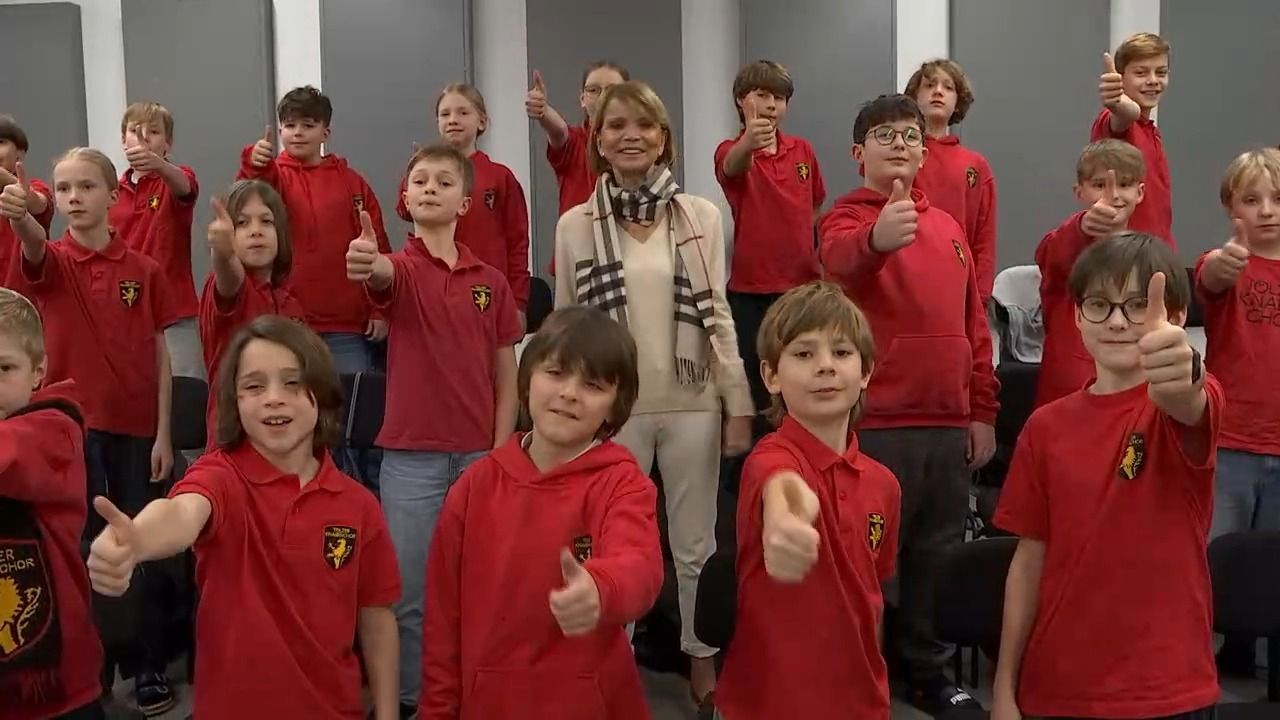 Video: Musik für den guten Zweck: Uschi Glas singt mit Tölzer Knabenchor