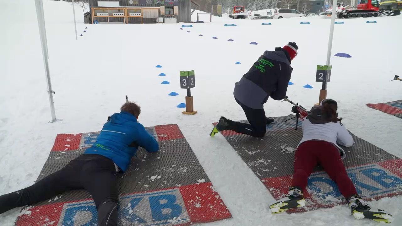 Nei-g-schaut-zu-Gast-im-Allg-u-Sportlicher-Winterspa-in-Oberjoch