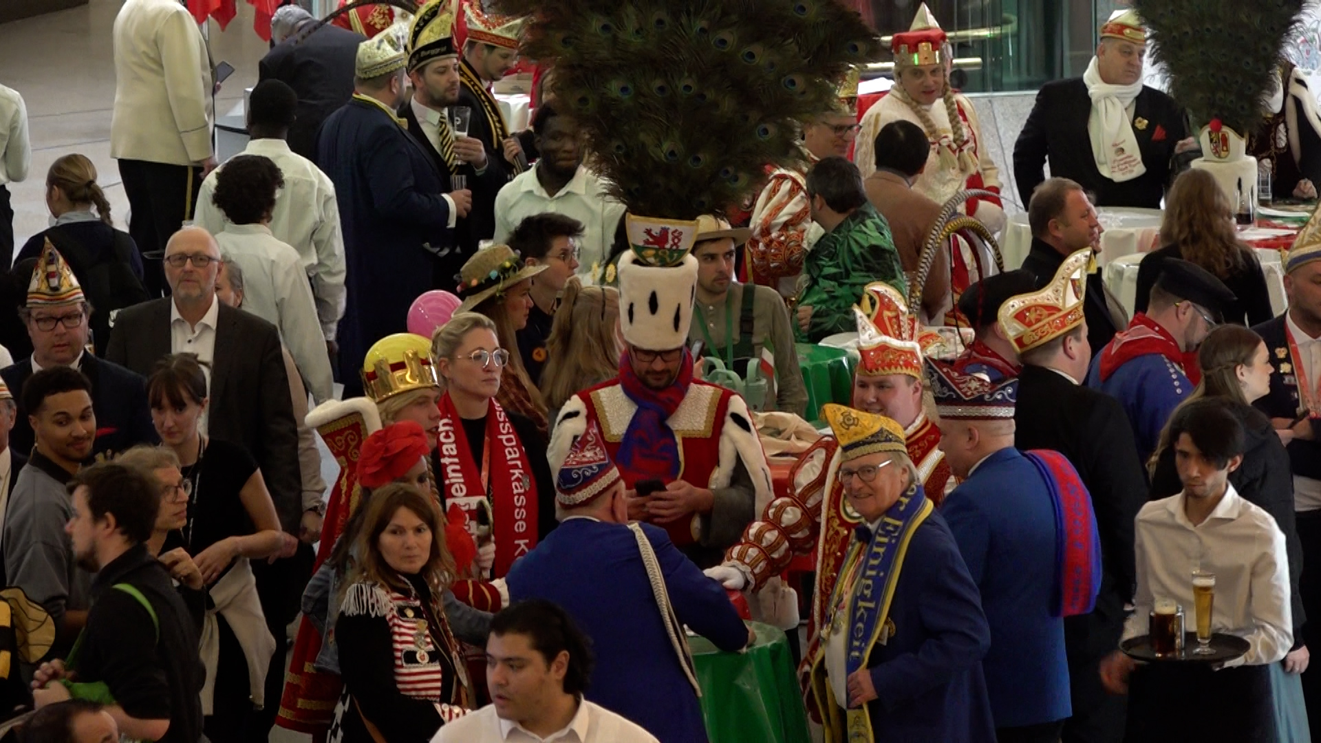 Video: Karneval im Landtag: Prinzen feiern