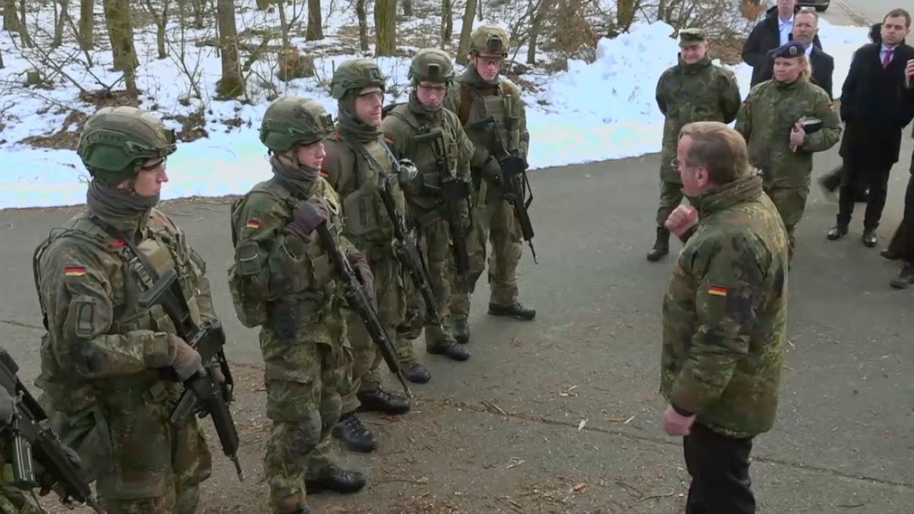 Video: 20.000 neue Soldaten gebraucht: Pistorius besucht Offiziersschule in Roth