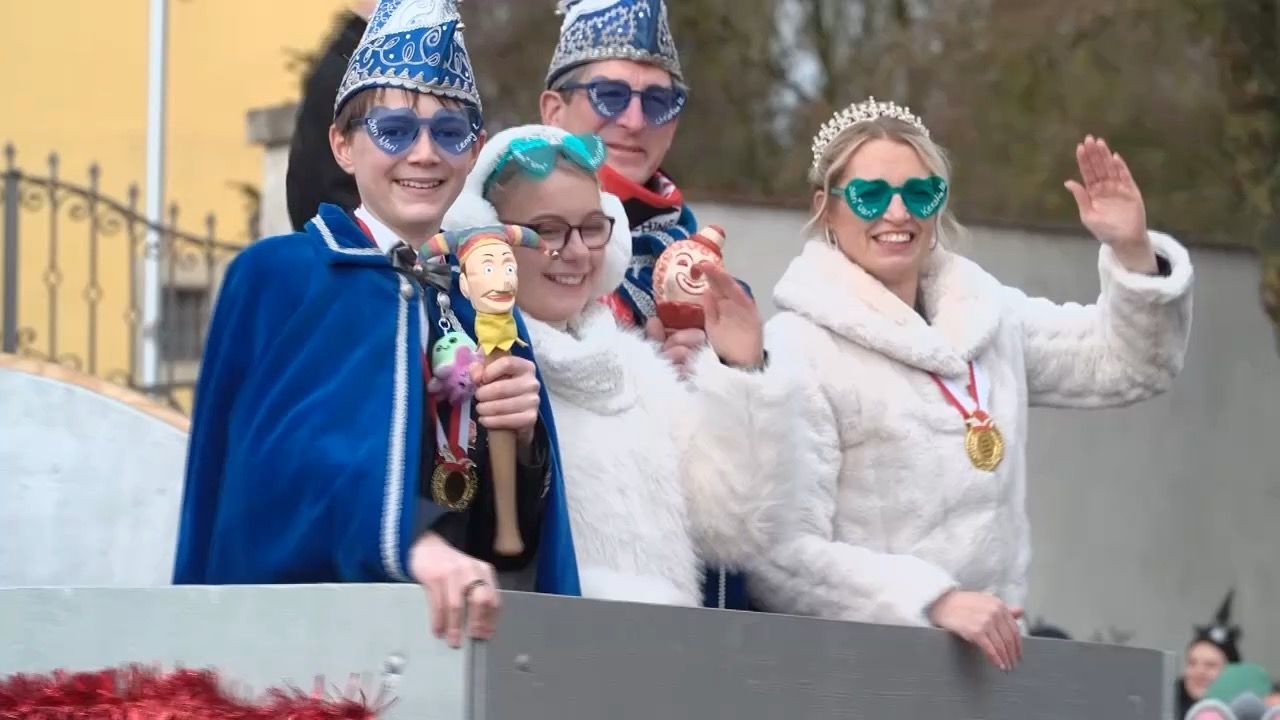 Video: Faschingsumzug in Sarching: Große Party in kleinem Dorf