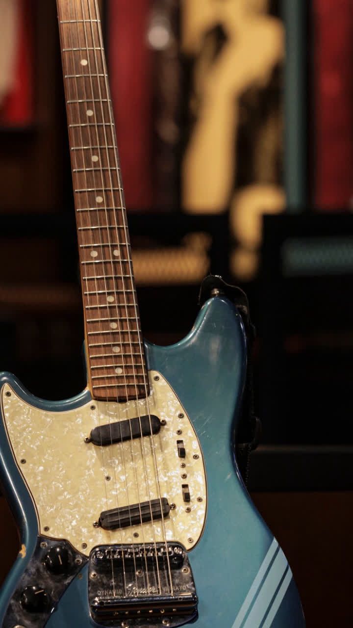 Video: Kurt Cobains Gitarre für Millionen zu haben