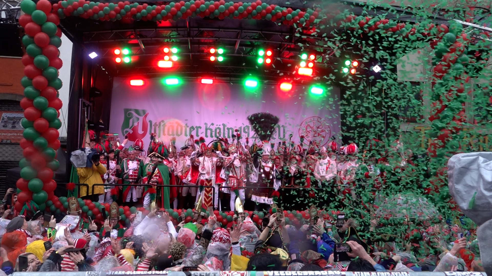 Video: Köln feiert Karneval trotz Regen