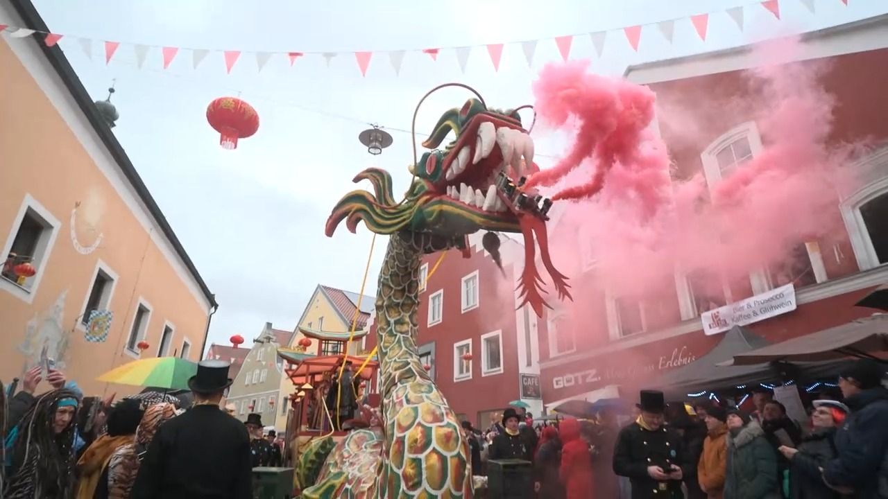 Video: Das bayerische China: 20.000 feiern Chinesenfasching in Dietfurt