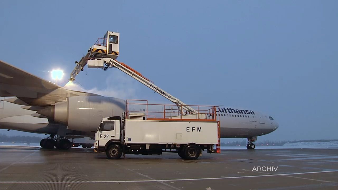 Video: Stundenlang im Flugzeug: Feuerwehr übt Kritik an Flughafen