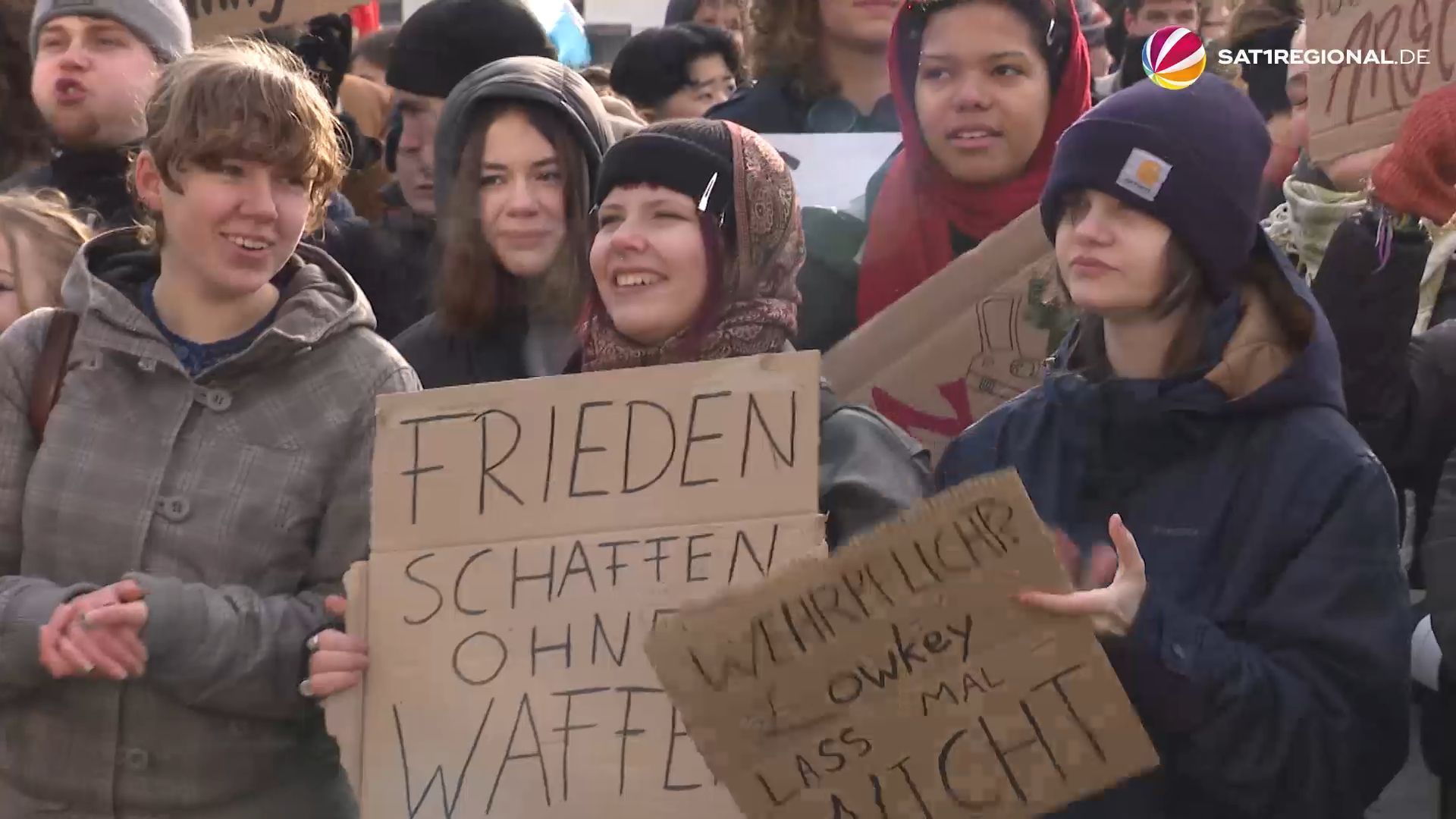 Video: Wehrpflicht: Mehr als 1.000 Schüler demonstrieren in Hamburg