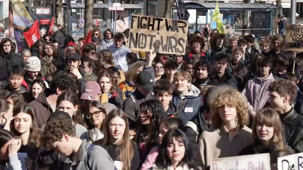 Video: Gegen mögliche Wehrpflicht: Schüler demonstrieren in Bayern
