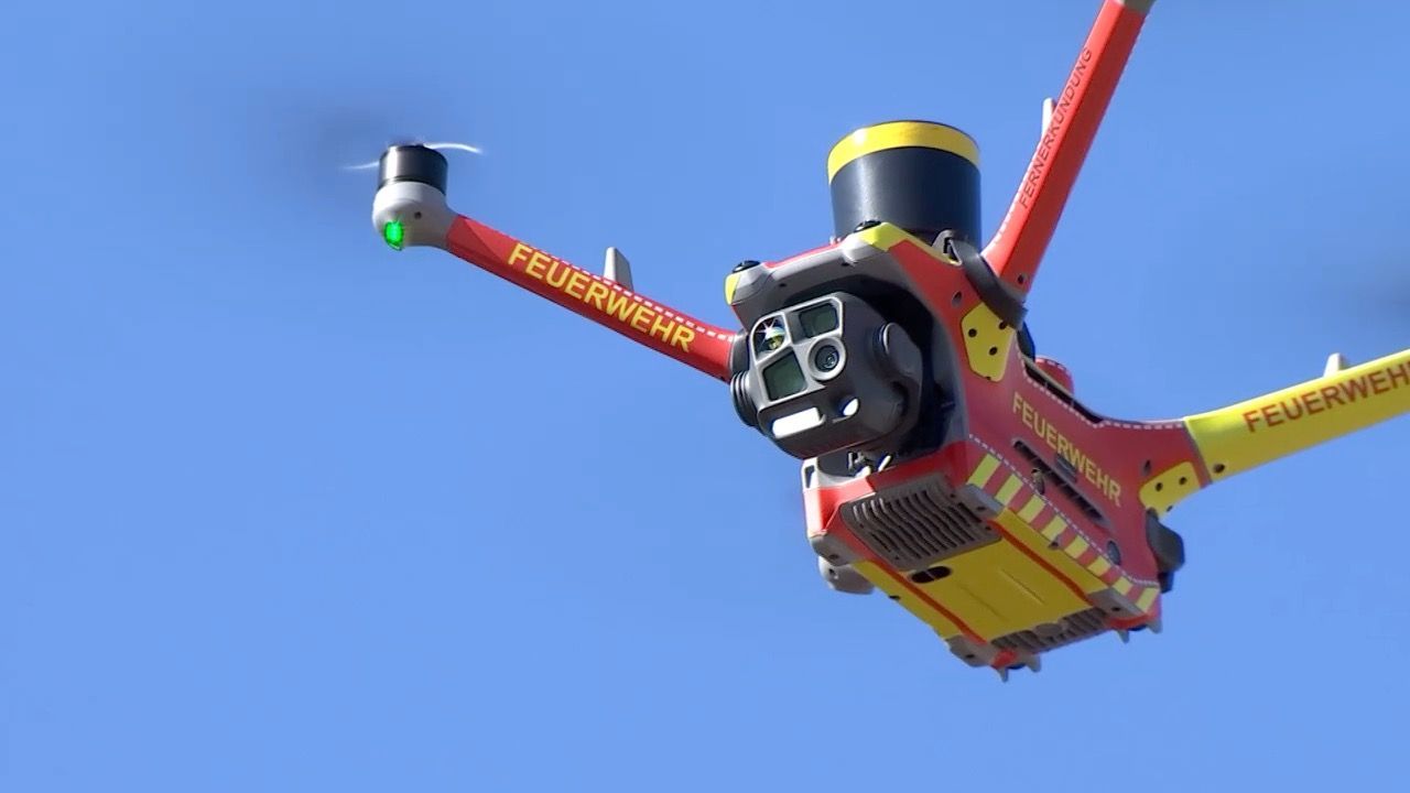 Video: Drohnenstart nach Notruf: Münchner Feuerwehr testet neue Hilfe